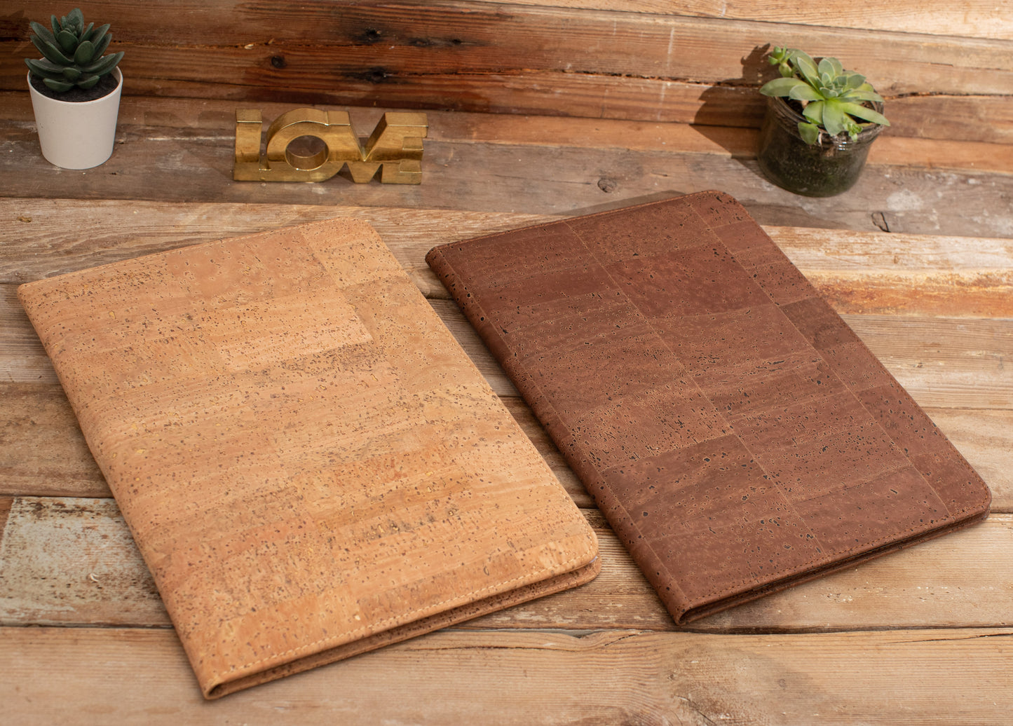 Padfolio Handmade in a Cork fabric in Brown.